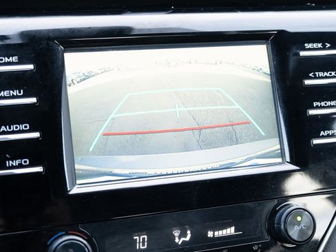 Used 2018 Toyota Camry SE image 4