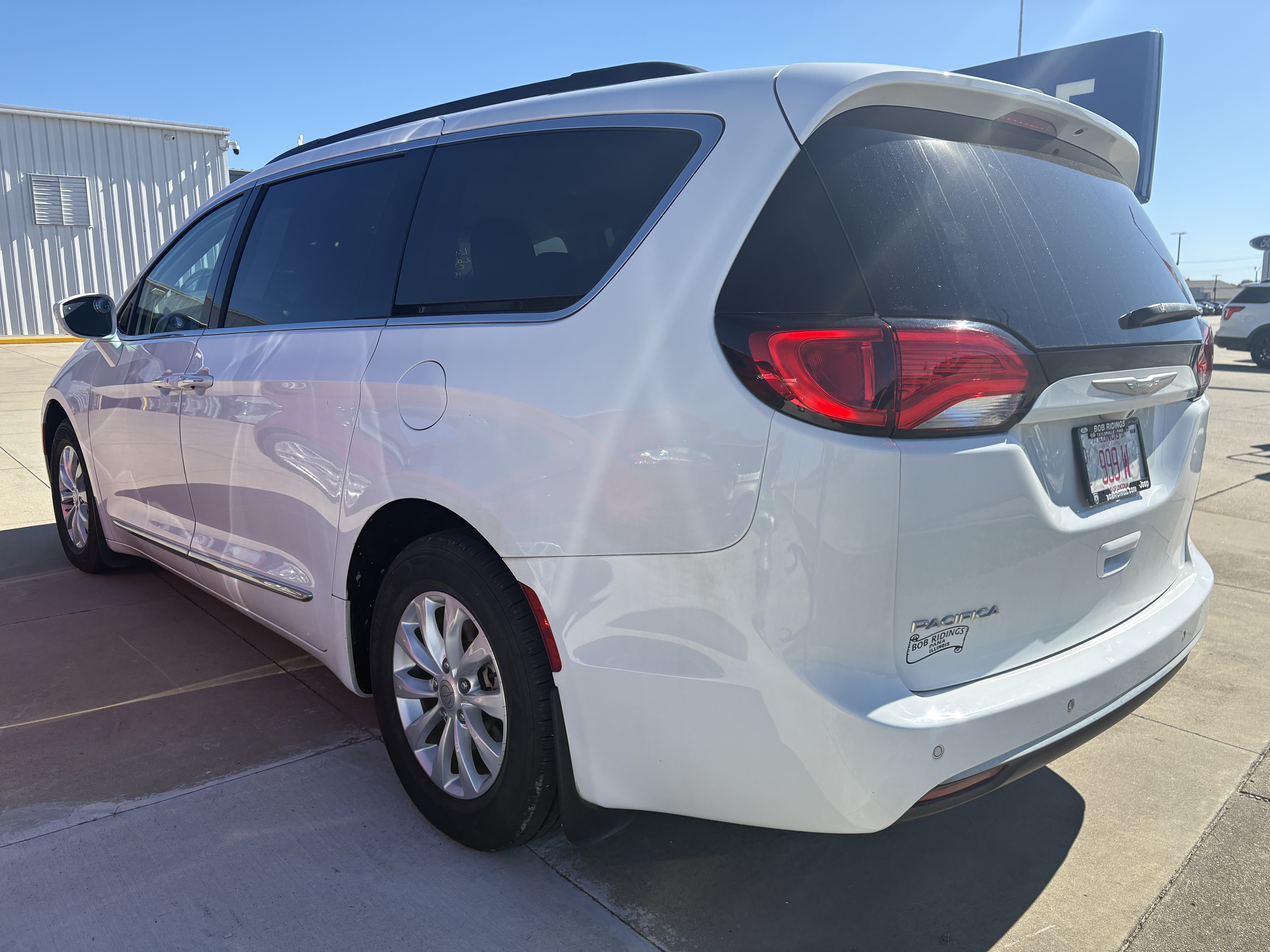 Used 2017 Chrysler Pacifica Touring-L FWD image 4
