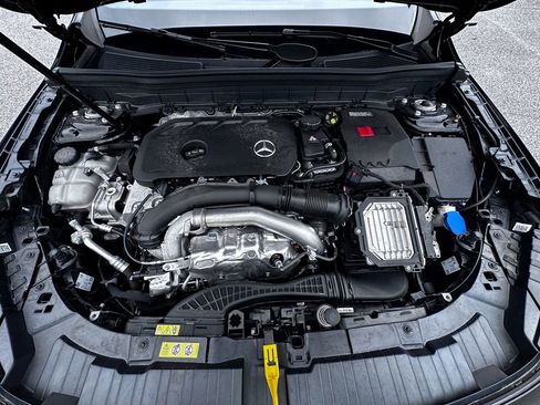 Used 2025 Mercedes-Benz GLB 250 4MATIC image 16