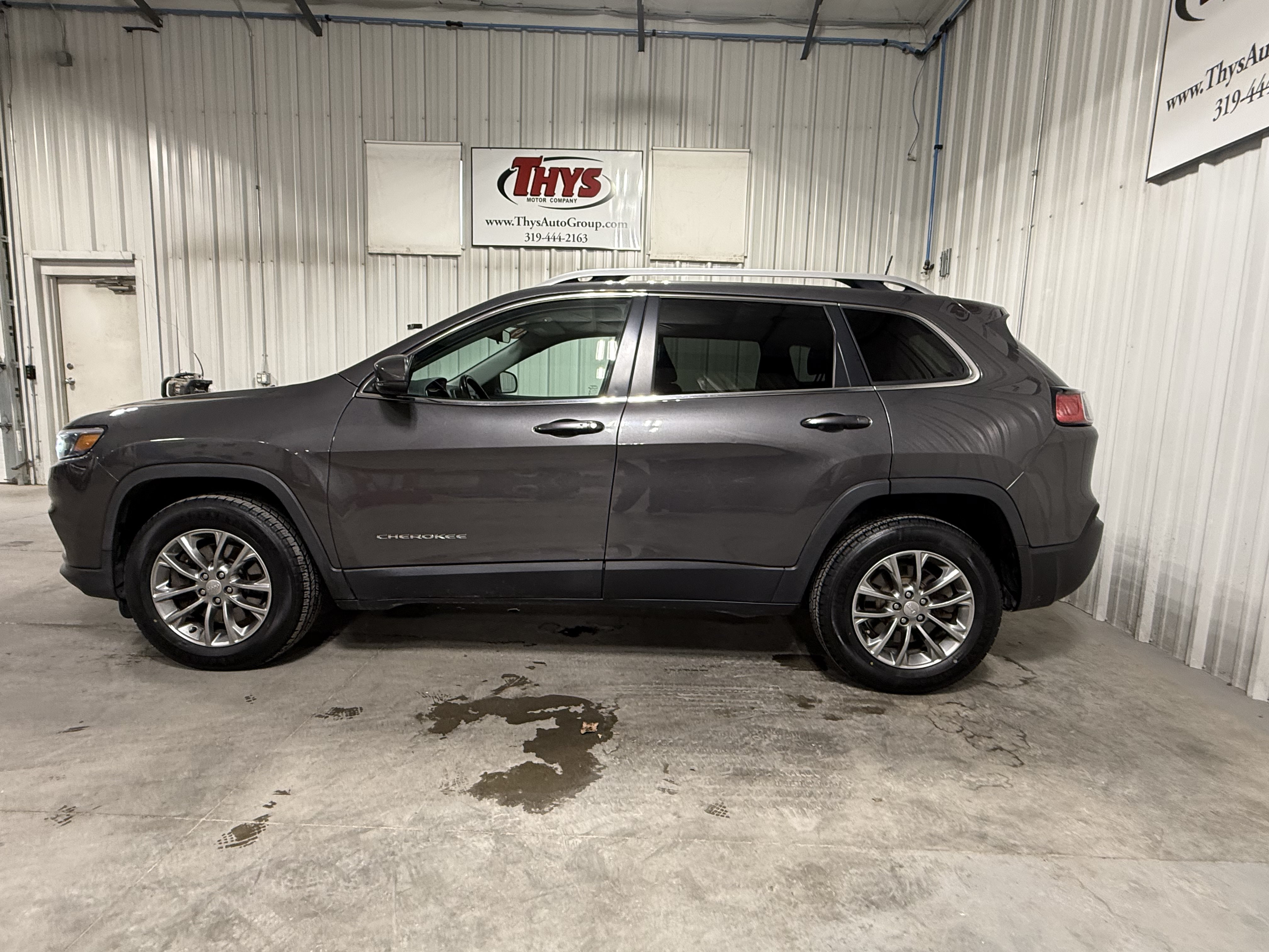 Used 2019 Jeep Cherokee Latitude Plus w/ Cold Weather Group AWD/4WD image 14