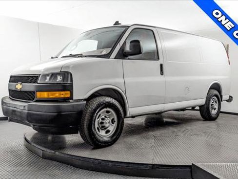 Used 2021 Chevrolet Express 3500 w/ Driver Convenience Package RWD image 2