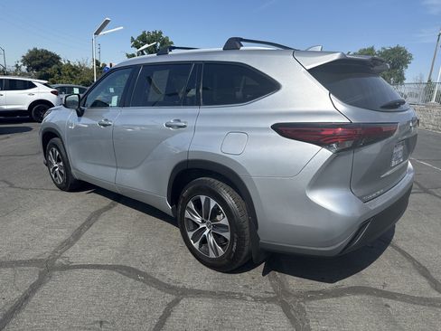 Used 2022 Toyota Highlander XLE AWD/4WD image 3