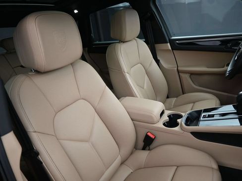 Certified 2025 Porsche Macan AWD/4WD image 31