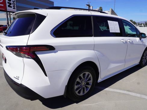 Certified 2022 Toyota Sienna LE image 7