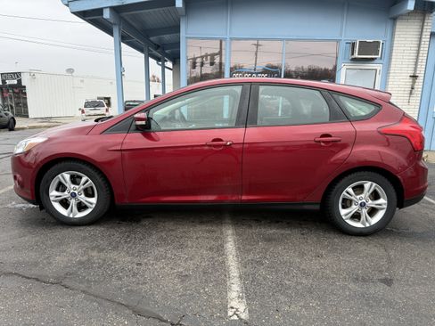 Used 2013 Ford Focus SE w/ SE Winter Pkg image 2