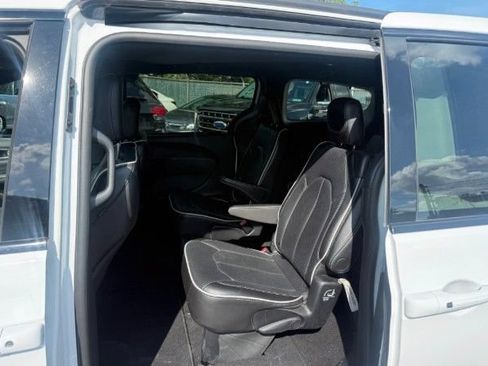 Used 2025 Chrysler Pacifica Limited FWD image 17