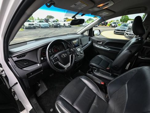 Used 2017 Toyota Sienna SE FWD image 18