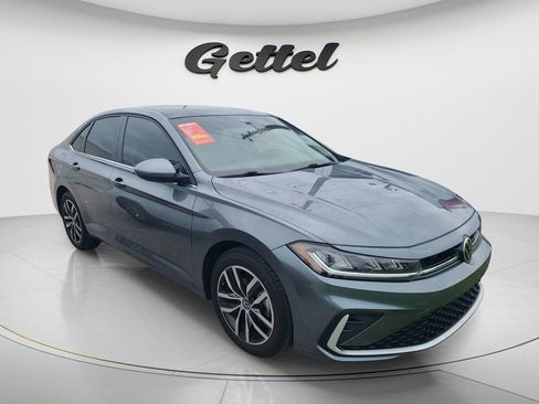 Used 2025 Volkswagen Jetta SE FWD image 2