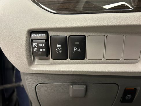 Used 2019 Toyota Sienna XLE w/ XLE Navigation Package FWD image 16