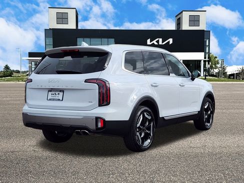 Used 2025 Kia Telluride EX w/ EX Captain's Chair Package image 6