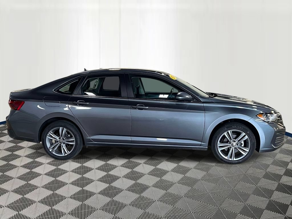 Used 2024 Volkswagen Jetta SE FWD image 5