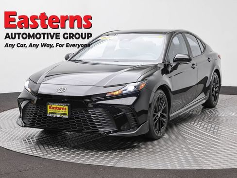 Used 2025 Toyota Camry SE FWD image 1