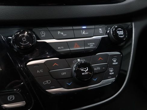 Used 2025 Chrysler Pacifica Select image 34