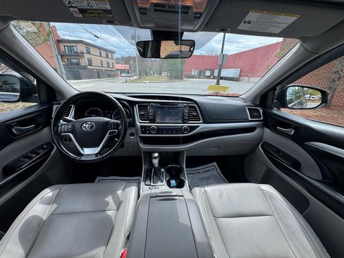 Used 2018 Toyota Highlander XLE image 7