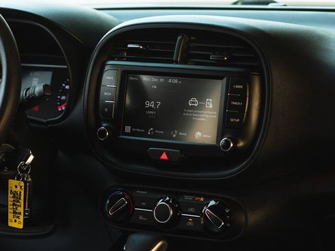 Used 2022 Kia Soul LX image 9