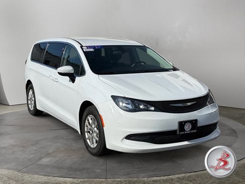 Used 2022 Chrysler Voyager LX FWD image 1