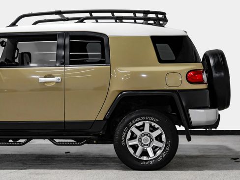 Used 2014 Toyota FJ Cruiser 4WD w/ Upgrade Package image 15