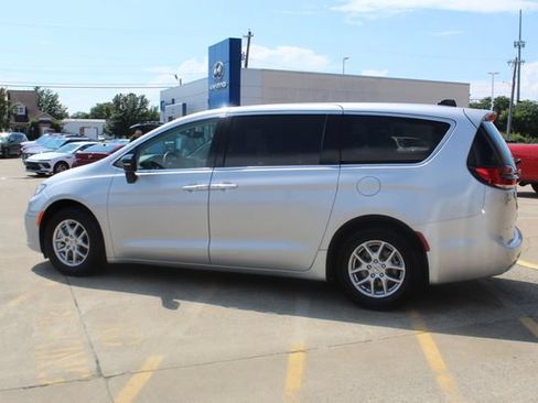 Used 2024 Chrysler Pacifica Touring-L FWD image 3