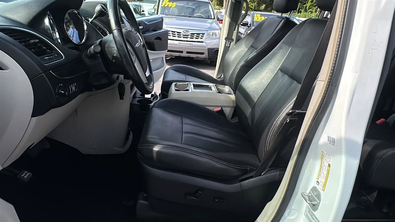 Used 2016 Chrysler Town & Country Touring FWD image 22