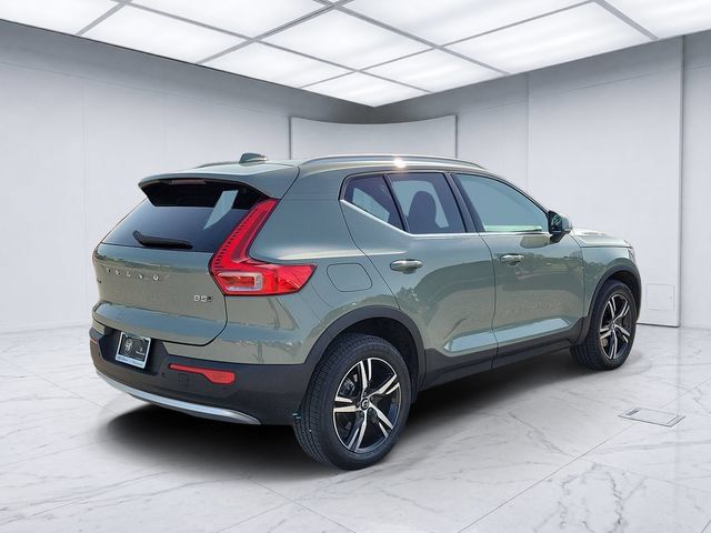 Used 2025 Volvo XC40 B5 Core AWD/4WD image 4