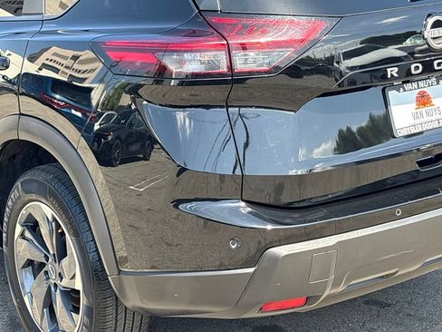 Used 2025 Nissan Rogue SV FWD image 4