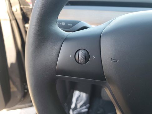 Used 2025 Tesla Model Y Long Range image 27