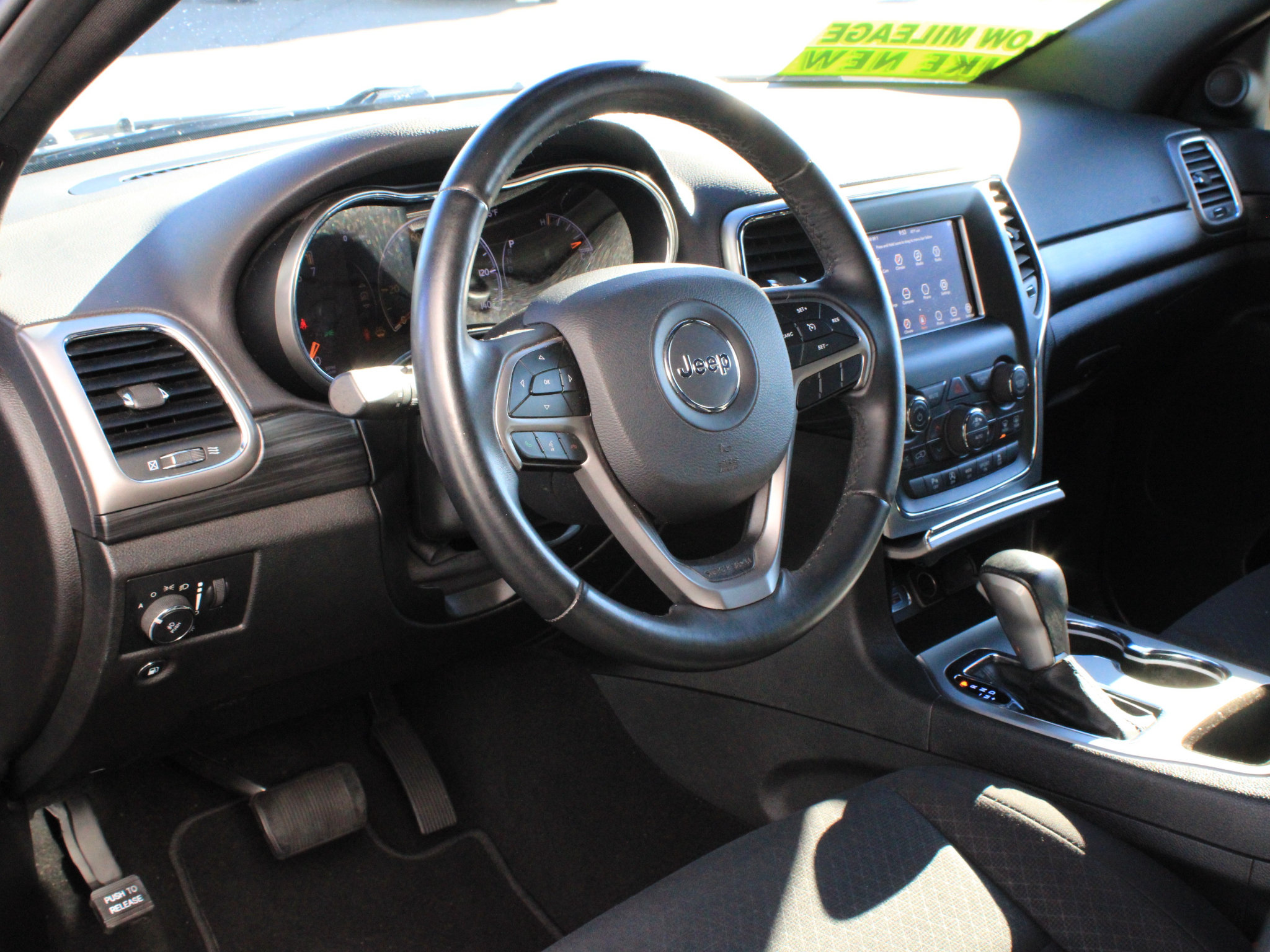 Used 2019 Jeep Grand Cherokee Laredo AWD/4WD image 12