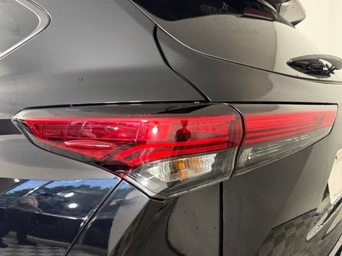 Used 2021 Toyota Highlander LE FWD image 12