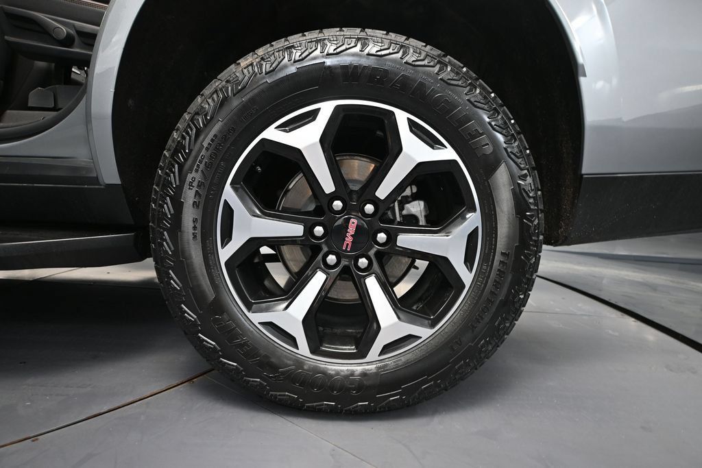Used 2025 GMC Yukon AT4 AWD/4WD image 10