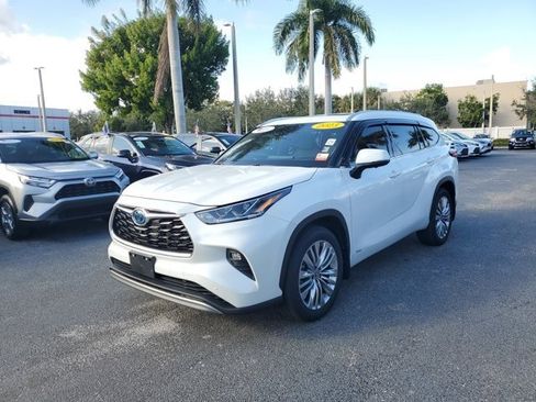 Used 2023 Toyota Highlander Platinum image 2