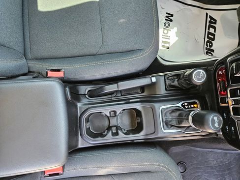 Used 2025 Jeep Wrangler Unlimited Sport AWD/4WD image 17