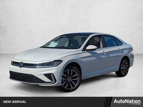 Used 2025 Volkswagen Jetta SE image 1