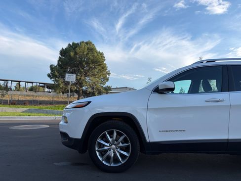 Used 2017 Jeep Cherokee Limited AWD/4WD image 10