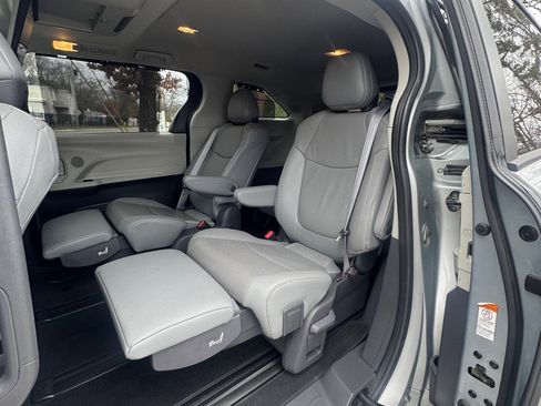 Used 2021 Toyota Sienna Limited image 12