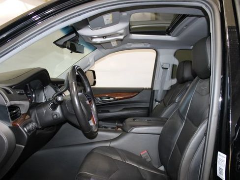 Used 2019 Cadillac Escalade Luxury AWD/4WD image 7