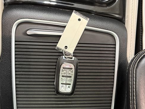 Used 2023 Chrysler Pacifica Limited FWD image 38