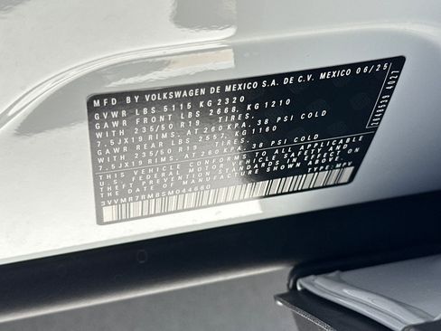 New 2025 Volkswagen Tiguan SE image 24