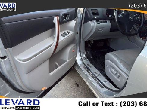 Used 2011 Toyota Highlander Limited w/ Tow Pkg AWD/4WD image 26