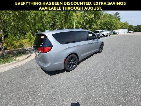 Used 2020 Chrysler Pacifica Touring-L w/ S Appearance Package FWD image 13