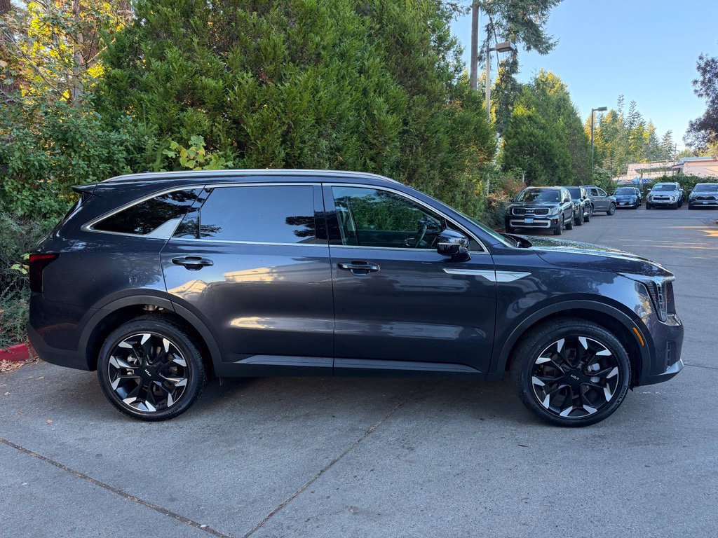 Used 2025 Kia Sorento EX w/ Panoramic Sunroof Package AWD/4WD image 4