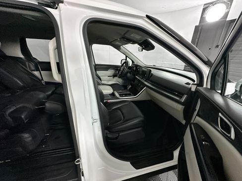 Used 2024 Kia Carnival LX image 31