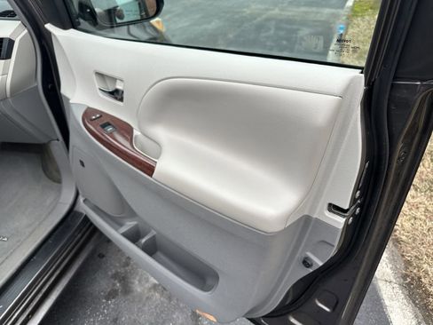 Used 2014 Toyota Sienna XLE w/ XLE Premium Package image 21