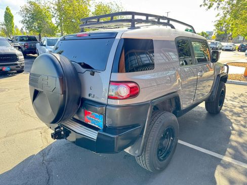 Used 2014 Toyota FJ Cruiser 4WD w/ Convenience Package image 5