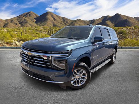 Used 2025 Chevrolet Suburban LT w/ Comfort Package AWD/4WD image 2