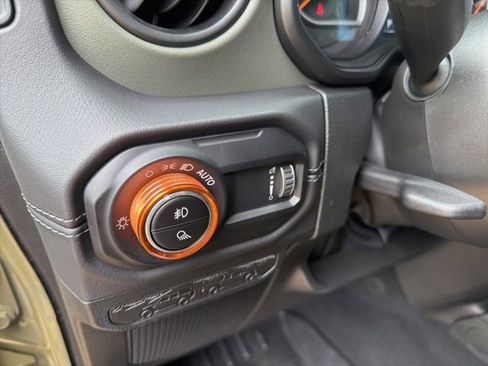 Used 2025 Jeep Gladiator Mojave w/ Convenience Group image 16