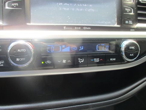 Used 2017 Toyota Highlander SE w/ Carpet Mat Package AWD/4WD image 13