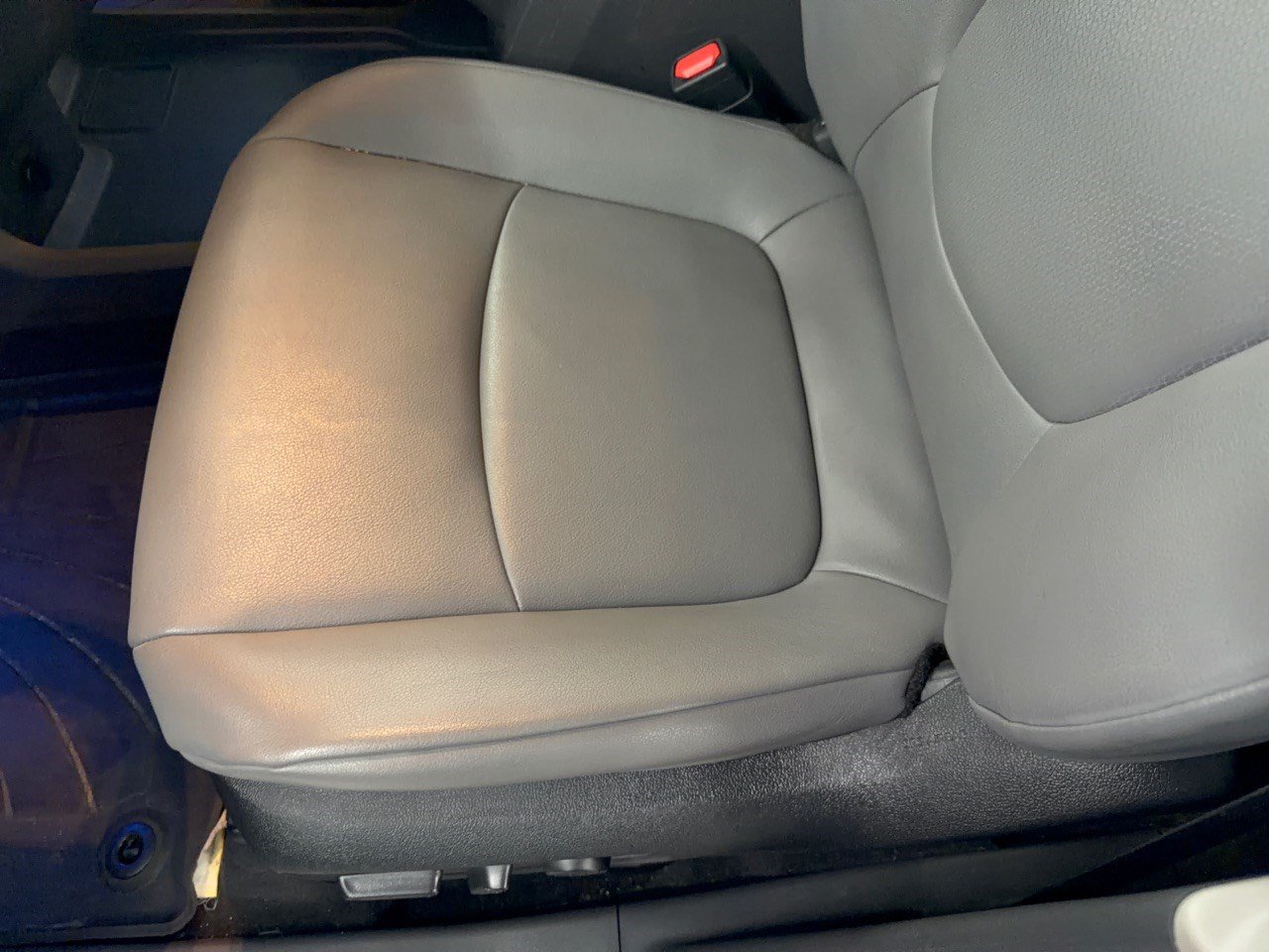 Used 2024 Toyota Sienna XLE FWD image 16