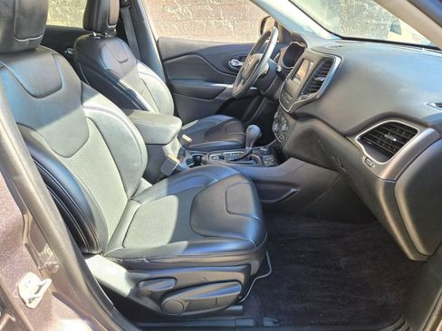 Used 2019 Jeep Cherokee Latitude Plus w/ Comfort/Convenience Group AWD/4WD image 19