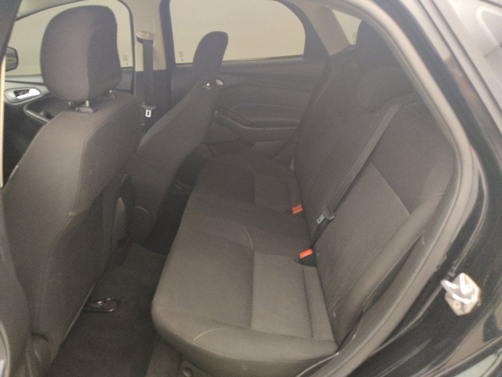 Used 2018 Ford Focus SE w/ SE Appearance Package FWD image 18