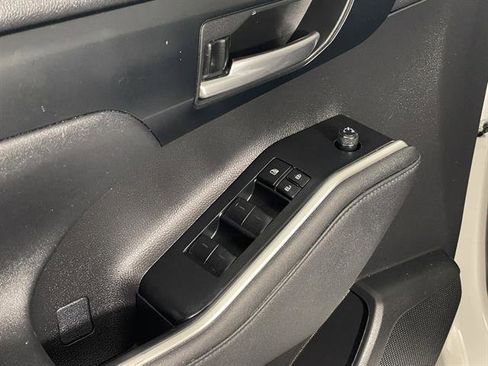 Used 2023 Toyota Highlander XLE AWD/4WD image 19